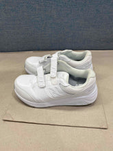 Load image into Gallery viewer, New Balance White Shoes Size 8
